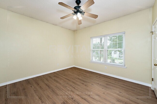 Building Photo - Daphne 3BR/2BA + Bonus Den – Spacious, Stylish & Full of Charm!