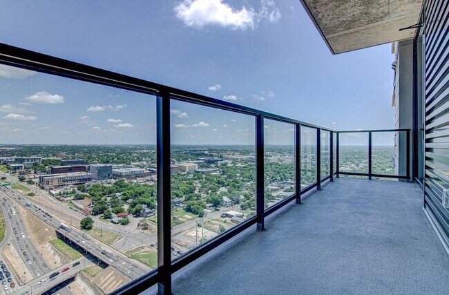 Building Photo - 84 East Ave