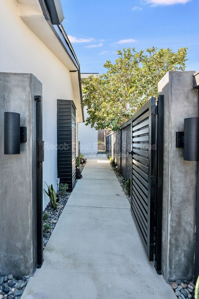 Building Photo - 4506 Moraga Ave