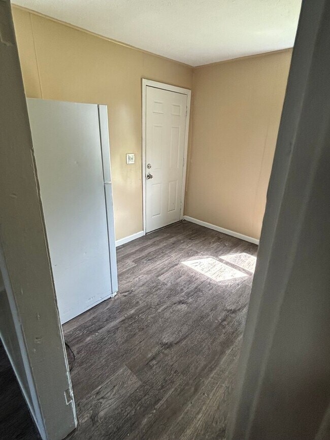 Building Photo - section 8 welcome, 4 bedroom, 1 bathroom s...
