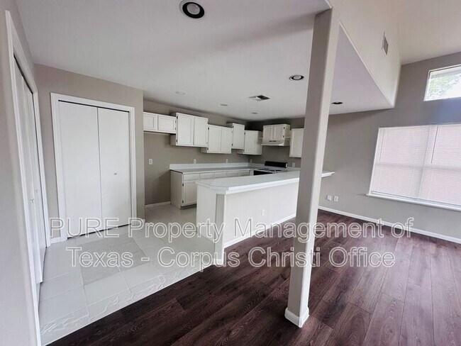 Building Photo - 4006 Panama Dr