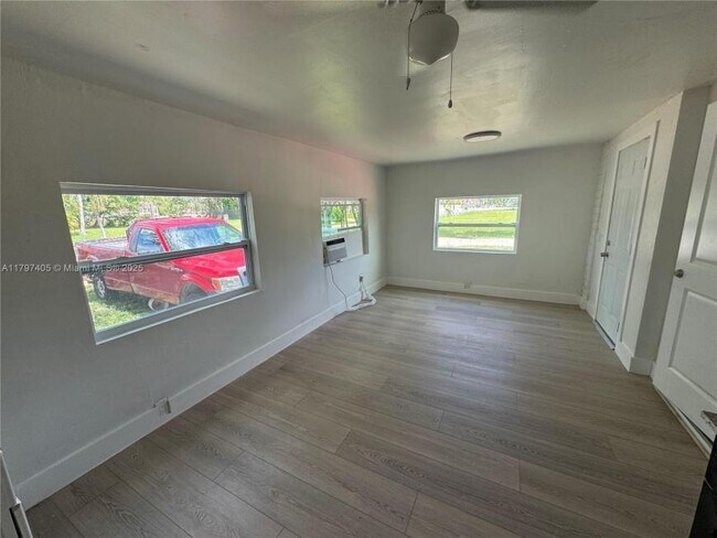 Building Photo - 3 bedroom in Miami FL 33167