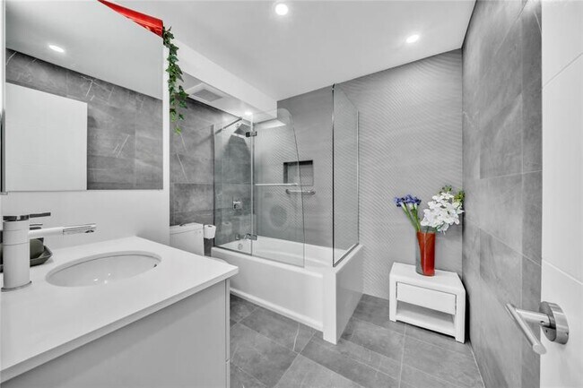 Building Photo - 250 174th St