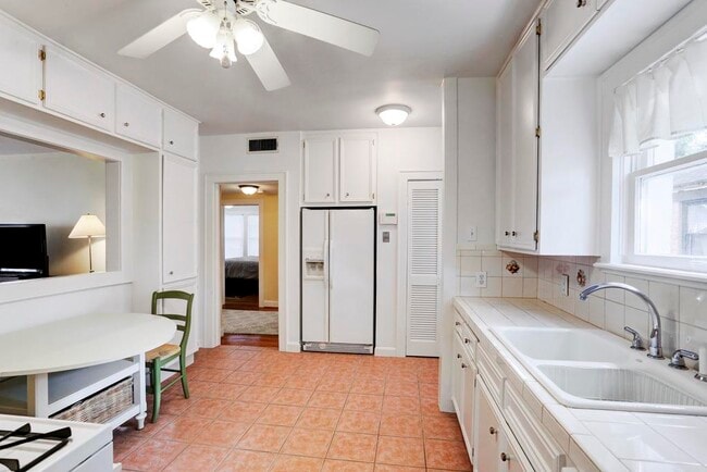 Building Photo - 2313 Wroxton Rd