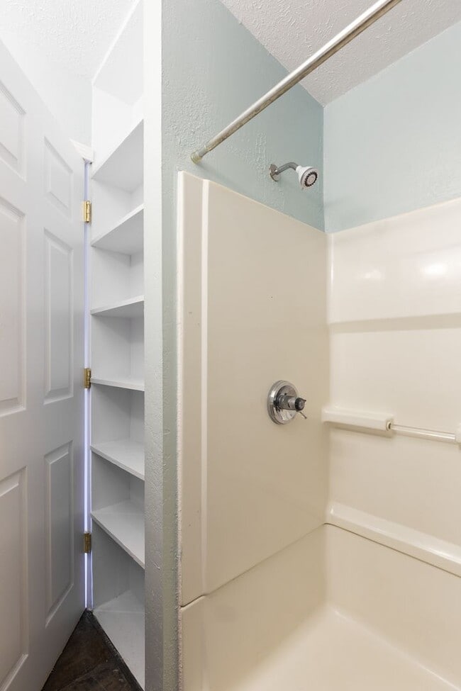 Building Photo - Updated 3BR 3 bath House with off street p...