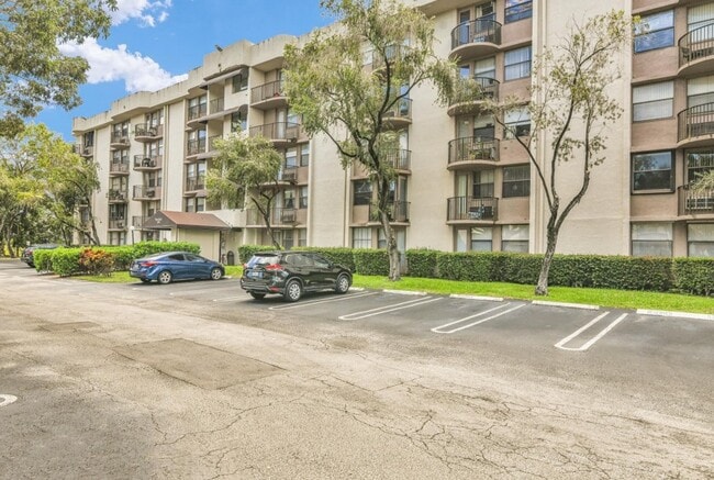 Building Photo - 2701 Riverside Dr