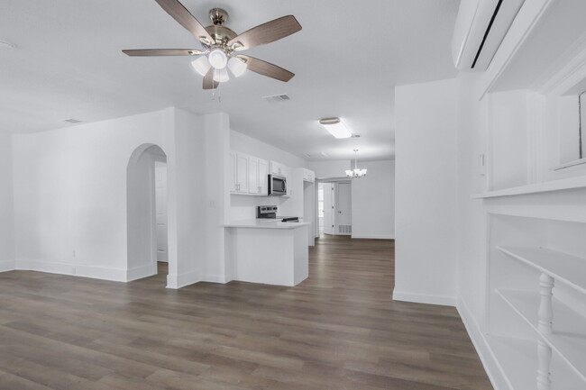 Building Photo - "Charming 3-Bedroom Sanctuary on Buckingha...