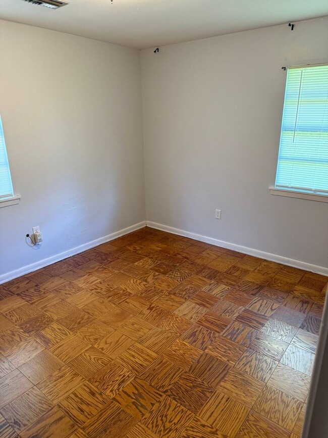 Building Photo - 3 Bed/1.5 Bath in Broadmoor School District