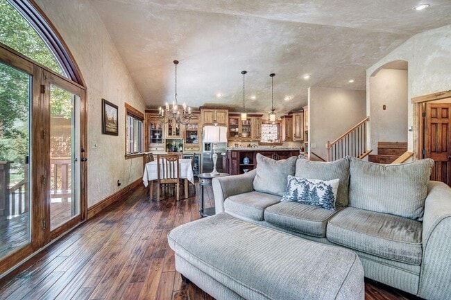 Building Photo - Home in Willowbrook for Rent