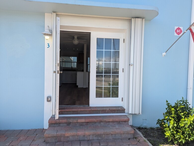 Building Photo - 2706 Pass a Grille Way