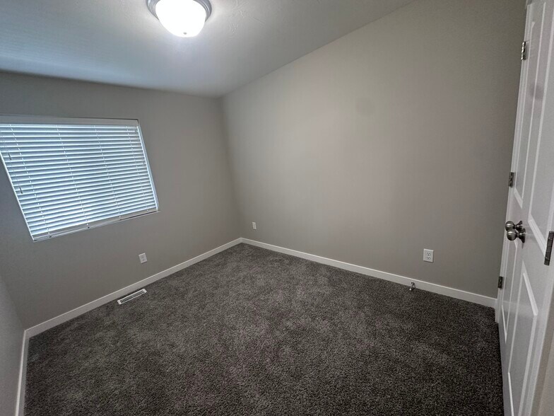 Building Photo - 550 Trails End