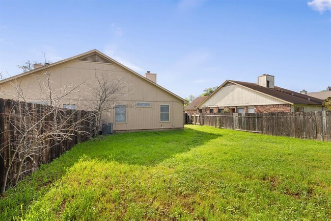 Building Photo - 6002 Parkwood Dr