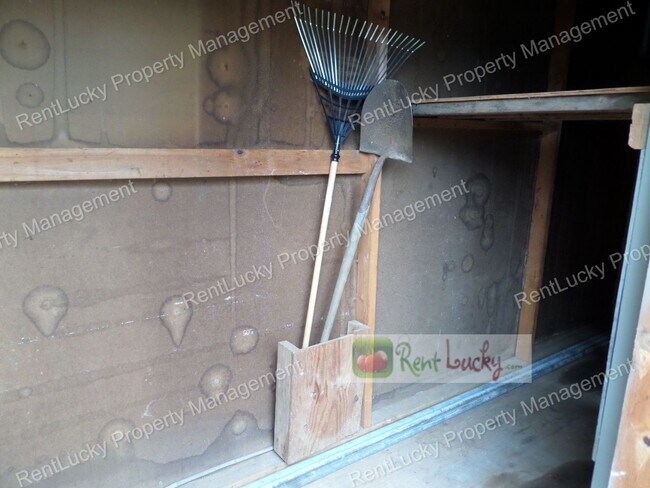 Building Photo - RARE FIND! Adorable 3-Bedroom Mid-Century Home in Great Des Moines Location!!