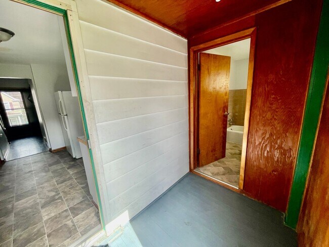 Building Photo - Coraopolis 3 Bedroom, 2 Bath House with De...