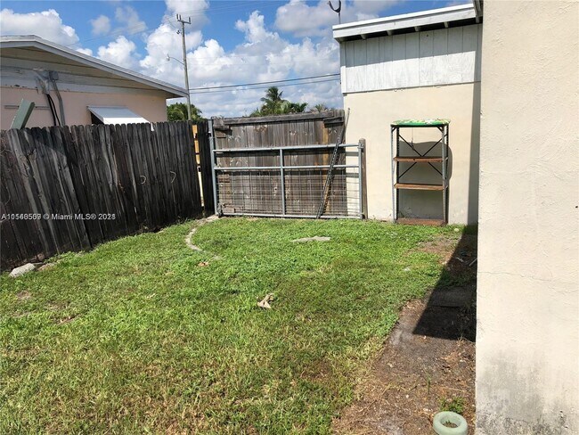 Building Photo - 5810 SW 38th Ct