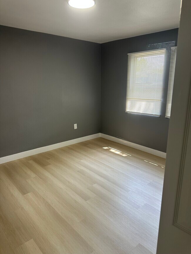 Building Photo - SMRSB