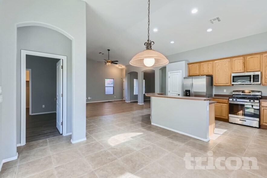 Building Photo - 44196 Vineyard St