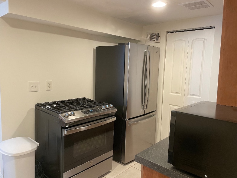 Building Photo - 1302 Brookview Ln
