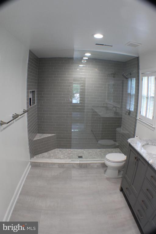 Building Photo - 2223 Abbotsford Dr