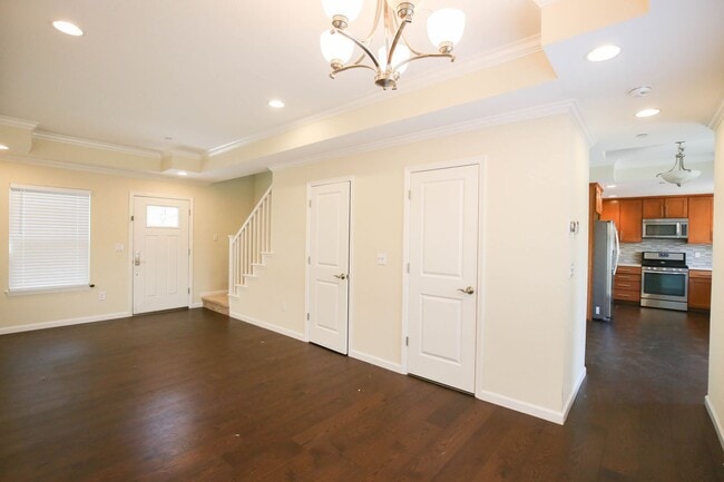 Building Photo - Newer Contemporary Home for Rent - Conveni...