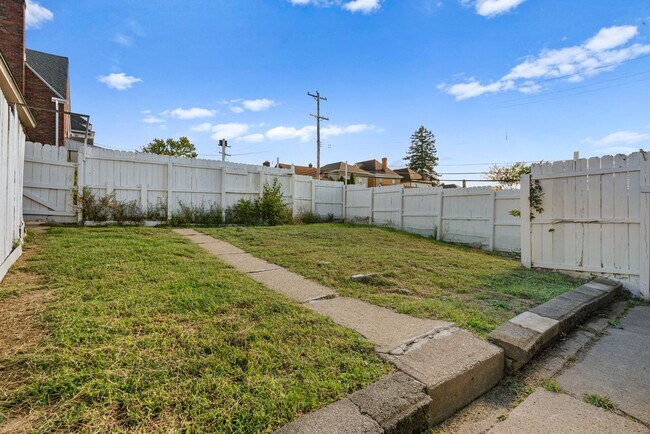 Building Photo - 5 bed 1 bath - newly updated, tons of space, central air, off street parking, laundry