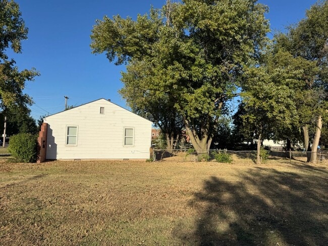 Building Photo - 200 off!  Newly remodeled 2 bed 1 bath walking distance to MWC High School, No carpet, large fenc...