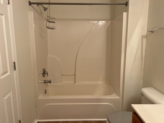 Building Photo - Four Bedroom Town Home with Two Car Garage in University Park-Renovated! Free First Month For Qua...