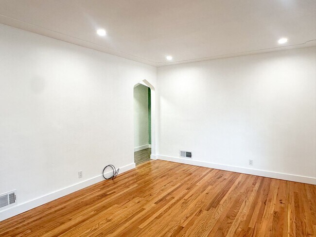 Building Photo - Beautifully Remodeled Duplex in Downtown L...