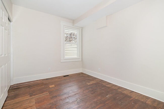 Building Photo - 214 W 9th St