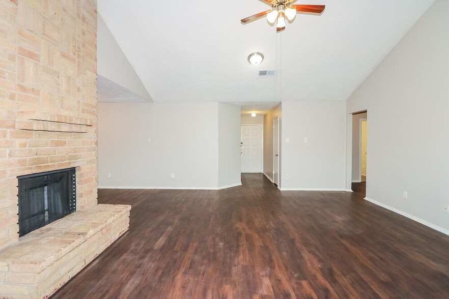 Building Photo - 15826 Beechnut St