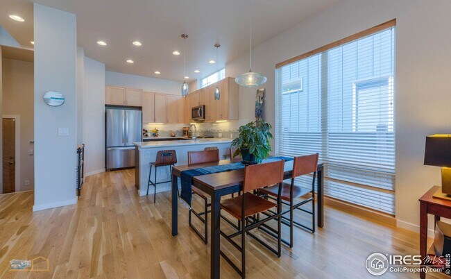 Building Photo - Discover this 3-bedroom, 2.5-bath townhome in Louisville!