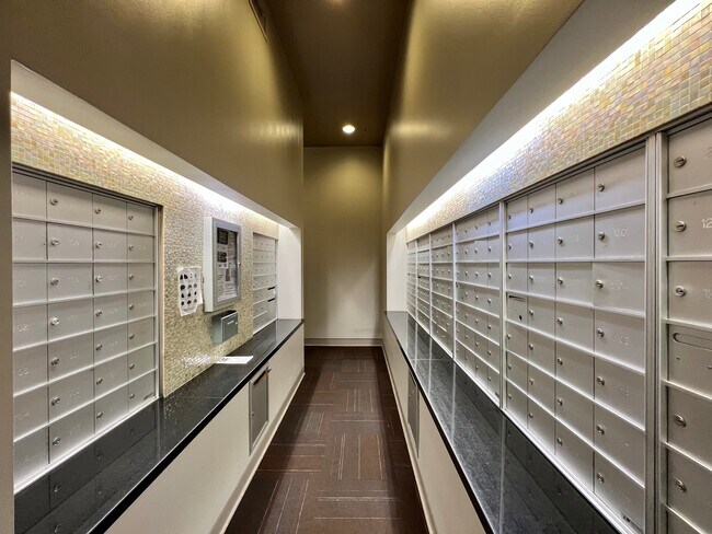 Building Photo - 210 S Desplaines St