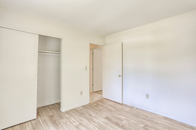 Building Photo - English Creek- Casa