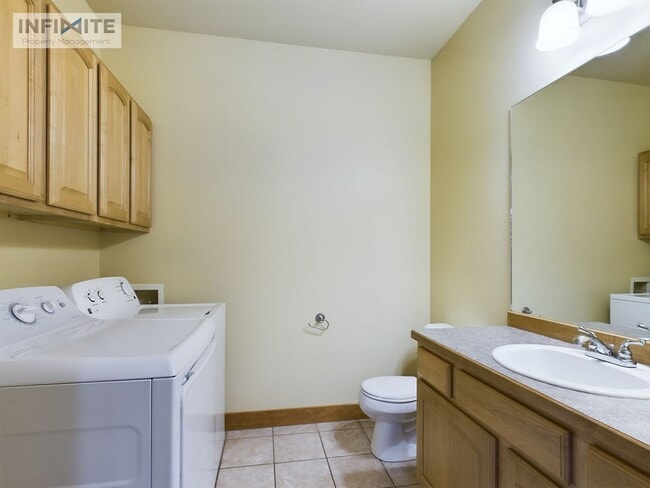 Building Photo - 3 Bedroom and Office!