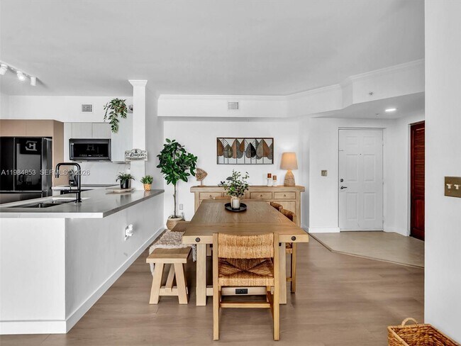 Building Photo - 17150 N Bay Rd