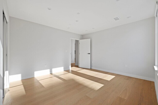 Building Photo - 693 Sutter St