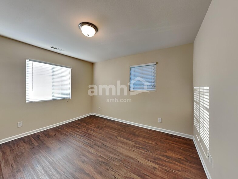 Building Photo - 107 Oak Knoll Dr