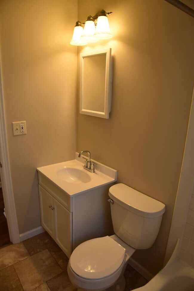 Building Photo - 3 Bedroom Home in Clintonville!