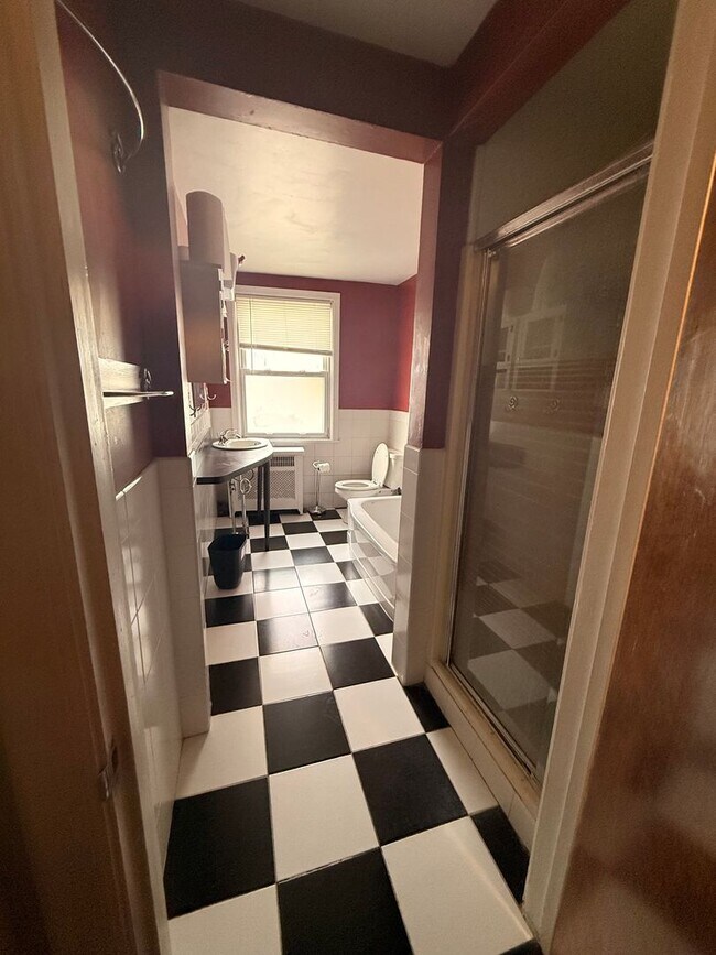 Building Photo - 110 N Gill St