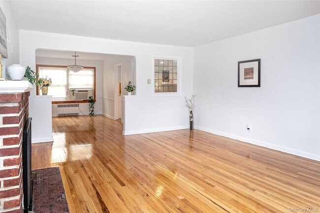 Building Photo - 121 Manhasset Ave