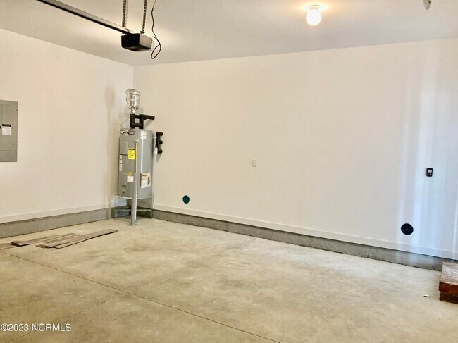 Building Photo - 300 Waylon Wy