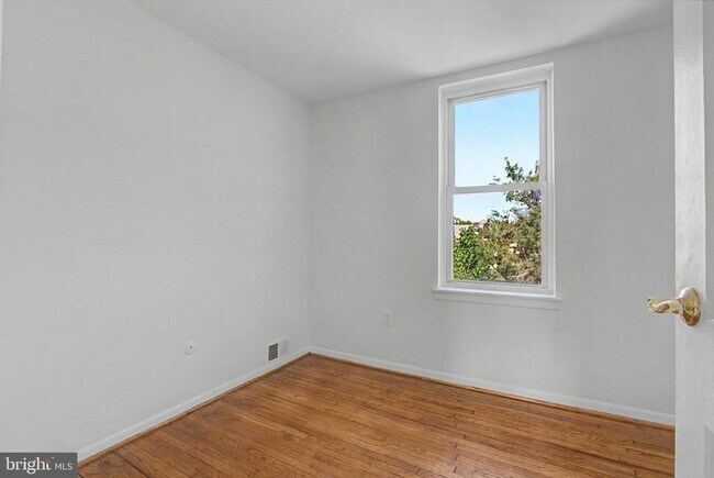 Building Photo - 915 N 6th St