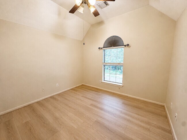 Building Photo - 223 Wild Oak Run