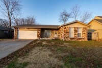 Building Photo - 3 Bed | 1.5 Bath in East Tulsa!