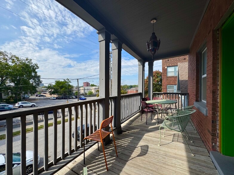 Building Photo - 512 W 39th Ter