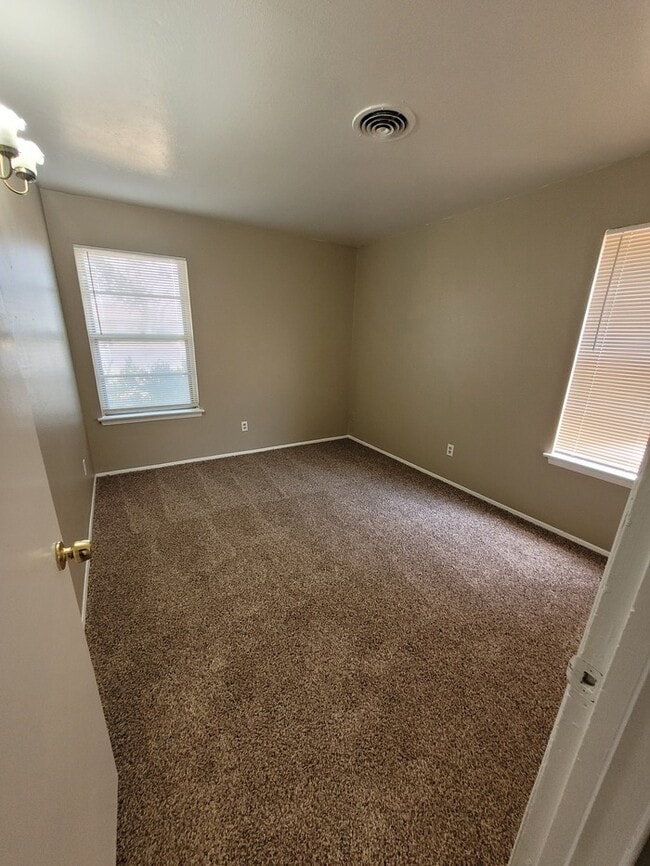 Building Photo - 4 bed 1.5 bath move in ready