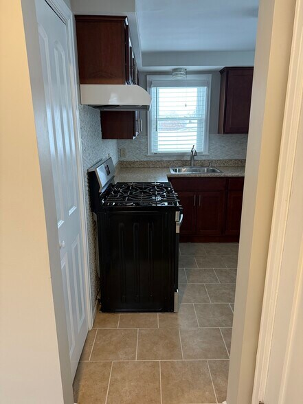 Building Photo - 33 Montfort Dr