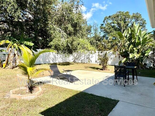 Building Photo - 1074 S Woodbrook Drive South
