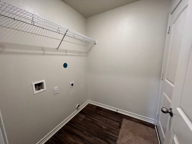 Building Photo - Park House, End Street, 4 bedroom and 2 bathroom home for rent in Jarrell , TX