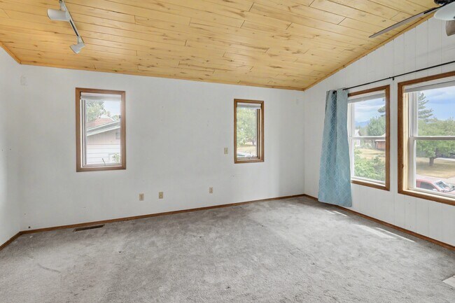 Building Photo - 305 Mesa Dr